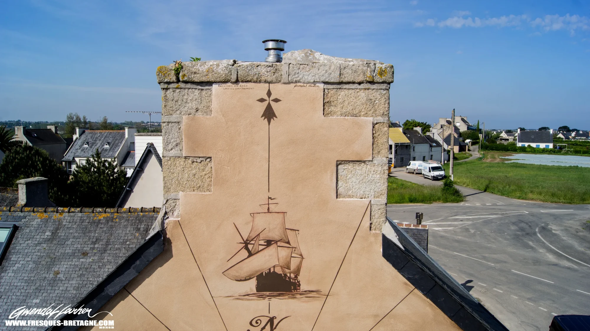 Détail d'une cheminée et d'un voilier peints en trompe-l'œil sur le pignon d'une location saisonnière à Cléder